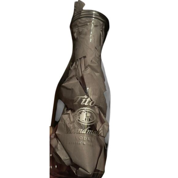 Tito's Handmade Vodka Mixing Carafe Austin Texas Bar Screw Top Lid Brunch Lunch - Picture 3 of 4